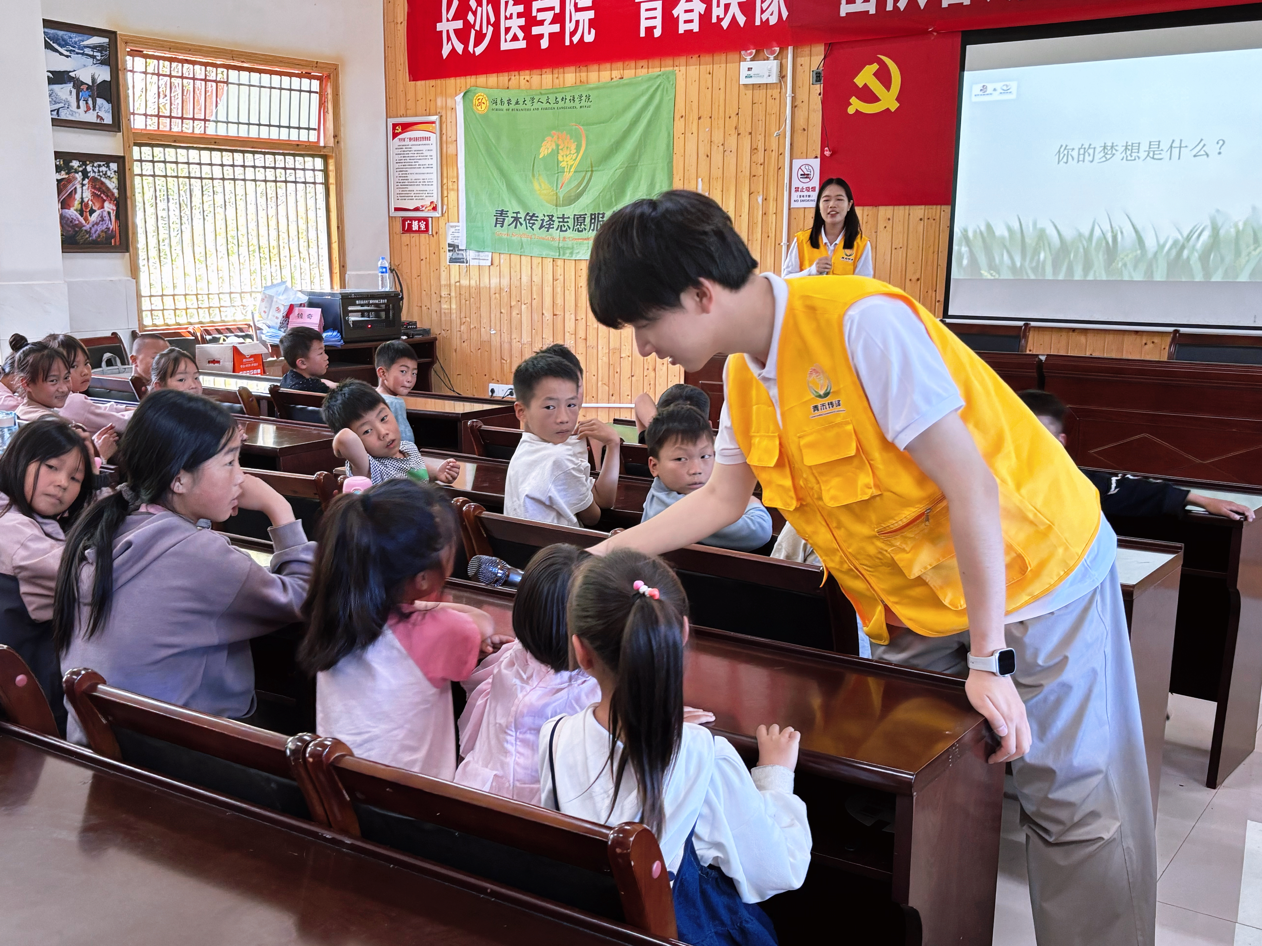 图4 曾喜同学在“花开隆回,源起新程”“红色+”研究生暑期博士团为当地小学授课.jpg